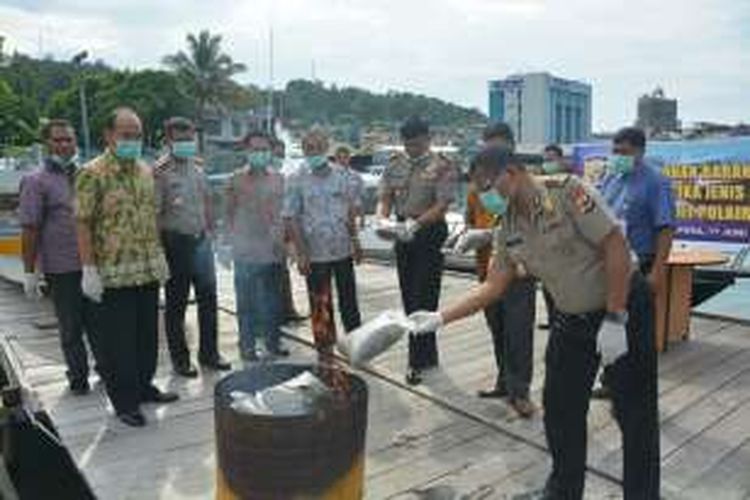 Kabid Humas Polda Papua Kombes (Pol) Patrige Renwarin saat memusnahkan salah satu bungkusan ganja kering dari Papua Nugini