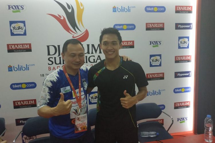 Manajer Musica Trinity, Effendy Widjaja (kiri), berfoto bersama pemainnya, Jonatan Christie, pada konferensi pers Djarum Superliga Badminton 2019, di Gedung Sabuga, Bandung, Jumat (22/2/2019).