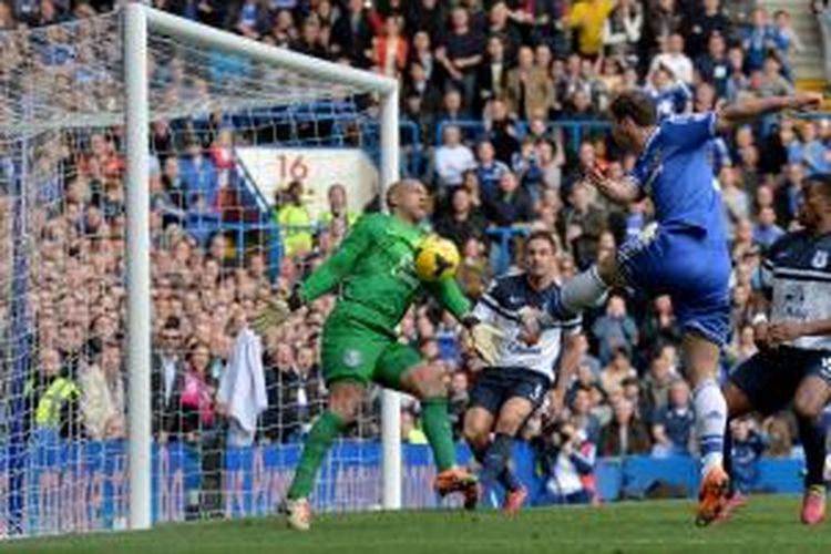 Kiper Everton, Tim Howard, berhasil memblok tembakan bek Chelsea, Branislav Ivanovic, saat kedua kubu bertemu dalam lanjutan Premier League di Stamford Bridge, Sabtu (22/2/2014). 