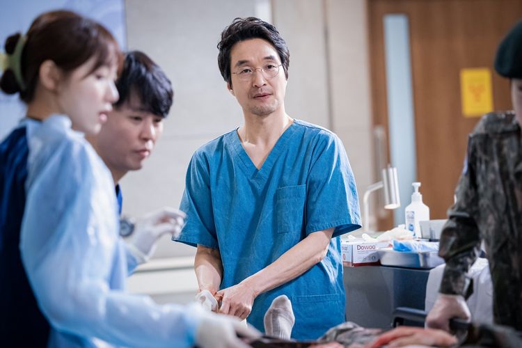 Aktor Han Suk Kyu, yang memerankan Kim Sabu di Dr. Romantic 3, menjadi mentor bagi para juniornya.