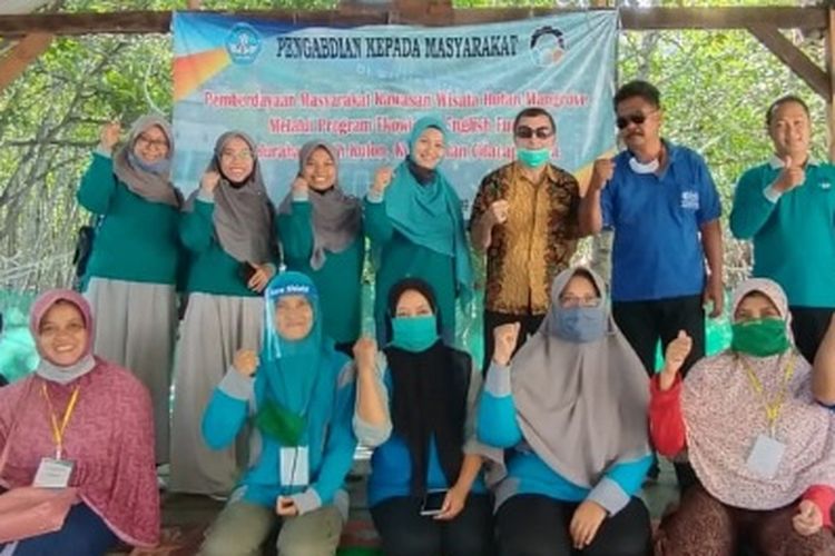 Tim Pengabdian Kepada Masyarakat (PKM) Politeknik Negeri Cilacap melatih bahasa inggris pedagang dan petugas kawasan wisata Hutan Mangrove, Tritih Kulon, Cilacap Utara.