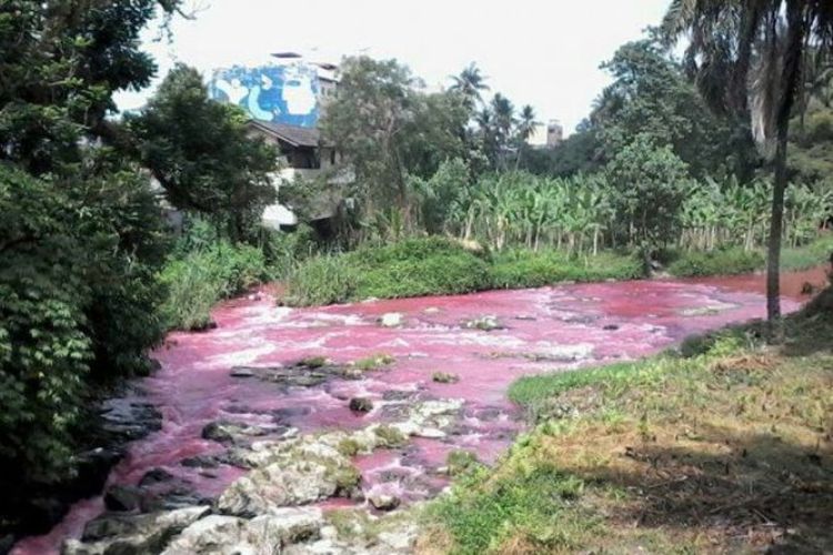 Aliran air Sungai Bah Bolon berubah warna merah darah di Siantar Selatan, Senin (7/8/2017).