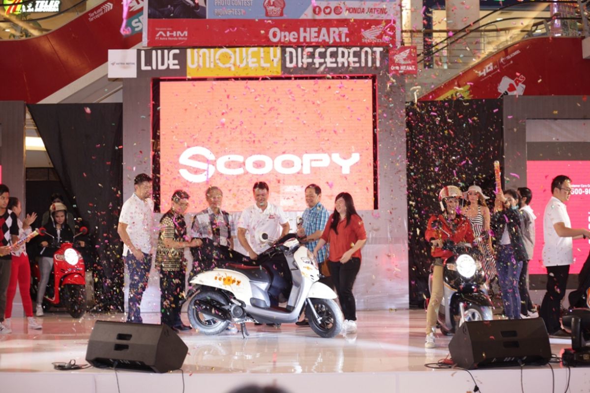 Manajemen Astra Motor Jateng bersama pemilik diler Honda Jateng, melakukan prosesi launching Honda All New Sccopy di Solo Square, Jumat (8/4/2017).