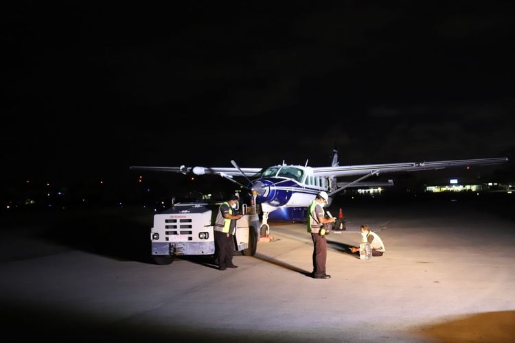 Pesawat dengan jenis Cessna 208 milik Dimonim Air mengalami pecah ban di Bandara I Gusti Ngurah Rai, Jumat (12/11/2021).