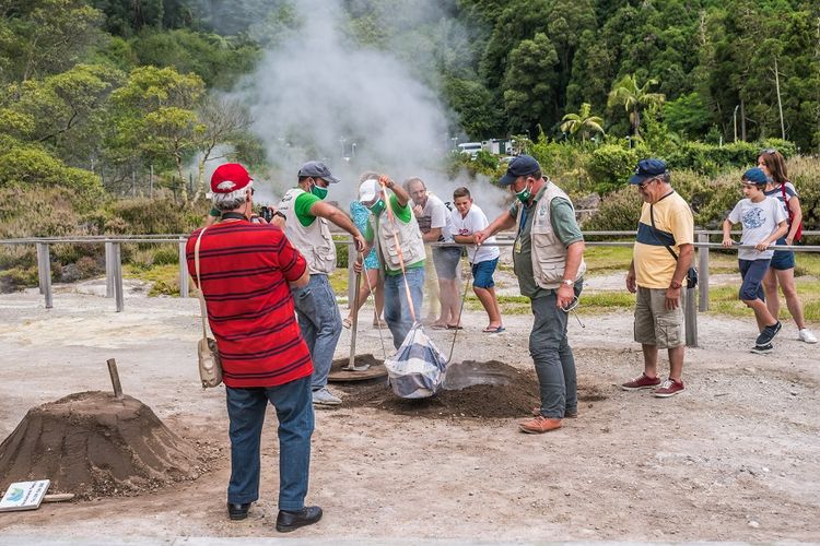 Warga di Sao Miguel, Pulau Azores, Portugal, memasak bahan makanan dengan memanfaatkan energi panas bumi. Mereka Menggali lubang dan menempatkan makanan tersebut di dalam lubang tersebut.
