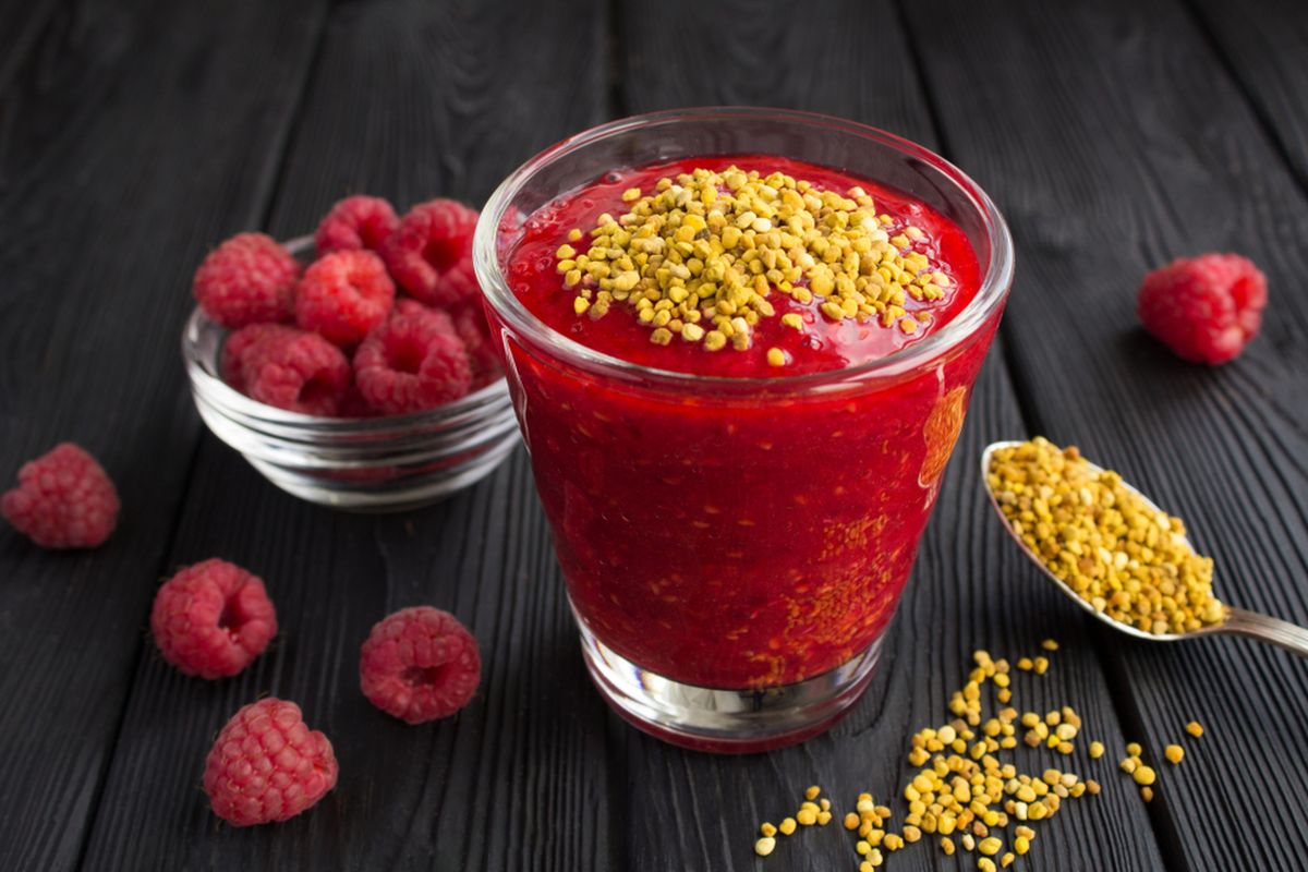 Ilustrasi bee pollen sebagai topping dan campuran smoothie