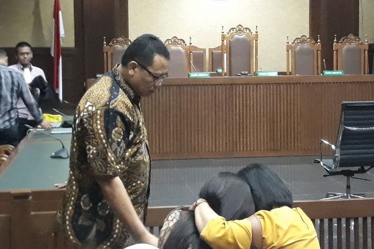 Pejabat pada Kementerian Dalam Negeri Dudy Jocom divonis 4 tahun penjara oleh majelis hakim pada Pengadilan Tindak Pidana Korupsi Jakarta, Rabu (14/11/2018). Dudy juga diwajibkan membayar denda Rp 100 juta subsider 1 bulan kurungan.