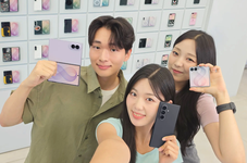 Samsung Galaxy Z Fold 8 Digandrungi Perempuan Muda Korea, Ini Alasannya