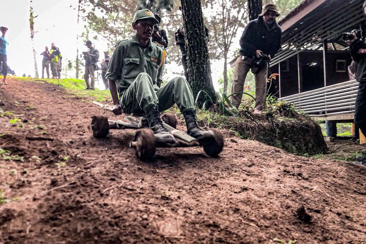Seorang warga meluncur menggunakan Kadaplak di kaki Gunung Bukit Tunggul, Kampung Pasir Angling, Desa Suntenjaya, Kecamatan Lembang, Kabupaten Bandung Barat (KBB), Jawa Barat, Senin (26/2/2024).