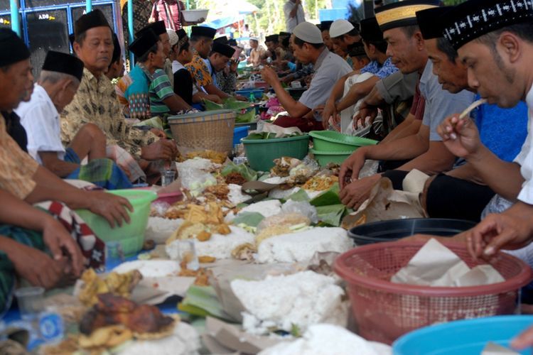 Warga Desa Guci, Kecamatan Godong, Kabupaten Grobogan, Jawa Tengah menggelar tradisi sedekah bumi atau apitan, di jalan kampung setempat, Senin (06/08/2018). Dalam tradisi budaya yang berusia ratusan tahun itu, ratusan warga bersama-sama menyantap 500 ekor ayam kampung yang dimasak utuh dengan bumbu (ingkung). Ingkung disajikan dengan nasi, oseng tempe, mie goreng, tempe dan tahu dengan dibungkus daun pisang. Tradisi apitan merupakan bentuk rasa syukur warga atas hasil pertanian yang melimpah.