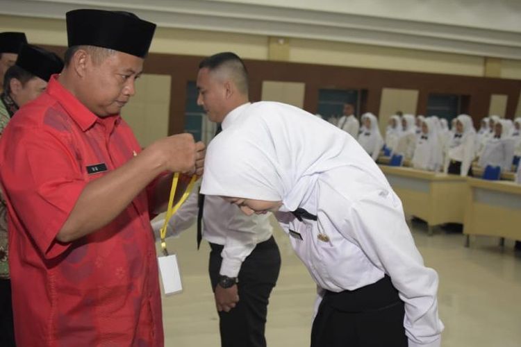 Wakil Gubernur Jawa Barat Uu Ruzhanul Ulum menutup pelatihan dasar CPNS golongan III angkatan I-III lingkungan Pemdaprov Jabar di kampus Poltekes Sarijadi Kota Bandung, Jumat (30/8/19).