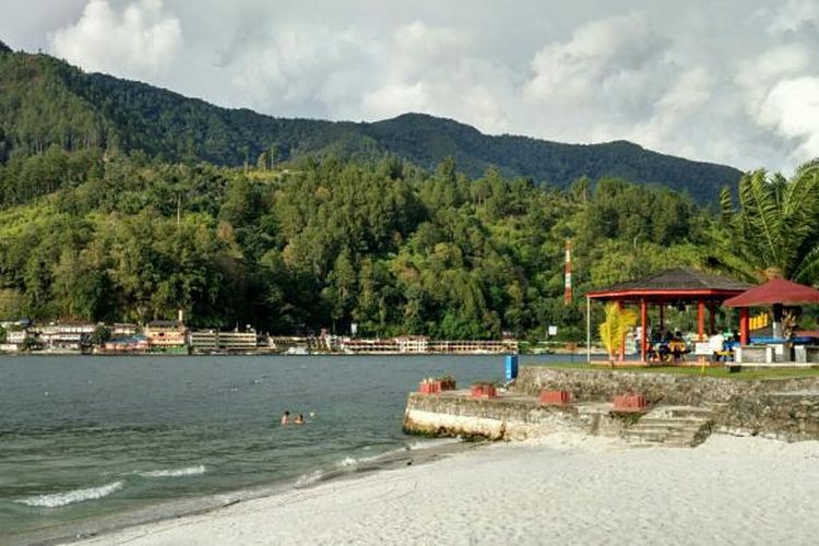 Pemandangan Danau Toba di Parapat, Kecamatan Girsang Sipanganbolon, Kabupaten Simalungun, Sumatera Utara, Kamis (8/9/2016) sore.