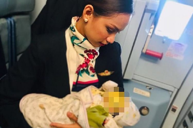 Patrisha Organo (24) menyusui bayi penumpangnya yang tengah kelaparan karena sang ibu kehabisan susu formula.