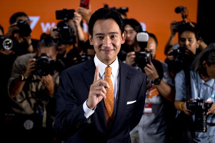 Pemimpin Move Forward Party dan kandidat perdana menteri Pita Limjaroenrat berpose untuk media setelah konferensi pers di markas besar partai di Bangkok pada 15 Mei 2023. Pita mengatakan, dia siap untuk menjadi perdana menteri setelah hasil pemilu yang mengejutkan di mana partai progresif pimpinannya menjadi partai terbesar di parlemen Thailand.