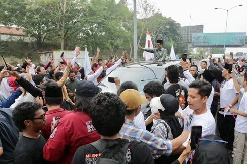 Disambut Warga Saat Pulang Kampung, Mahfud MD: Salam Demokrasi