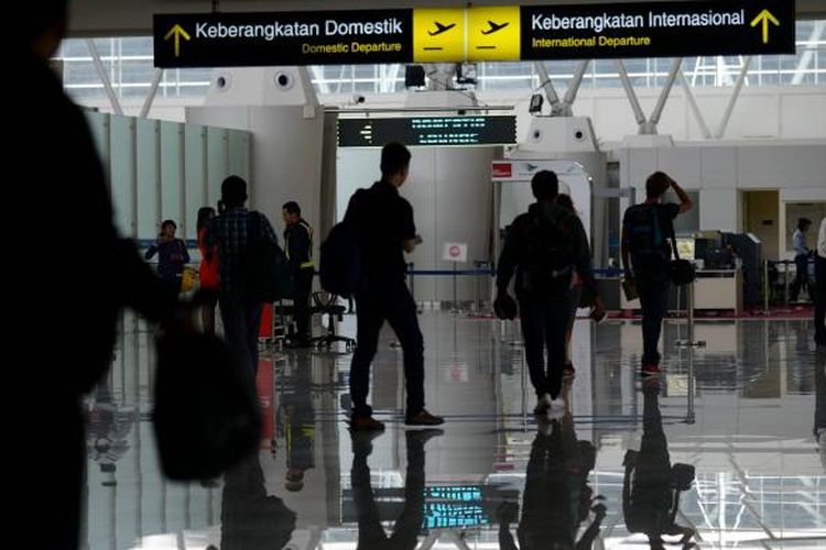 Calon penumpang memasuki ruang tunggu keberangkatan di Terminal 2 Bandara Juanda, Sidoarjo, Jawa Timur, Minggu (1/3/2015). Mulai 1 Maret, Bandara Juanda dan 12 bandara lain yang dikelola PT Angkasa Pura I menerapkan pungutan jasa layanan penumpang yang sudah masuk dalam harga tiket penumpang.