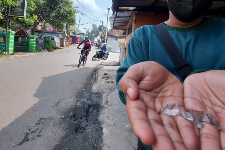 Warga menunjukkan serpihan botol sisa molotov yang digunakan kelompok motor untuk membakar kendaraan roda dua di Cimahi.