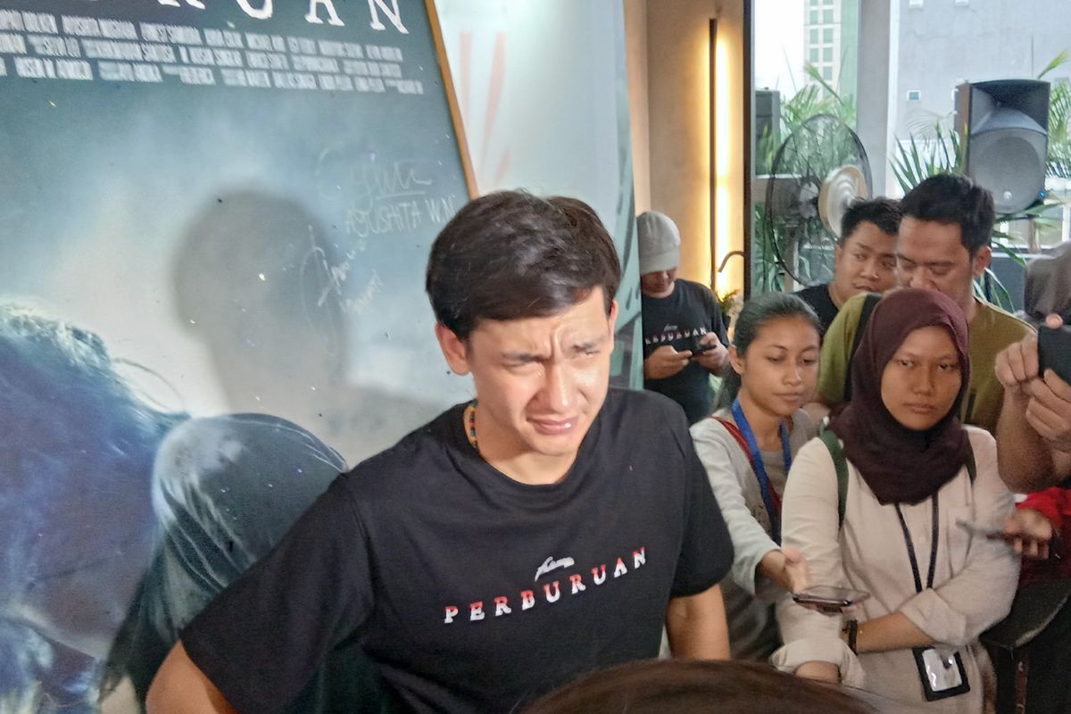 Adipati Dolken berpose dalam peluncuran poster film Perburuan di RBOJ Coffee, Mampang Prapatan, Jakarta Selatan, Rabu (26/6/2019).