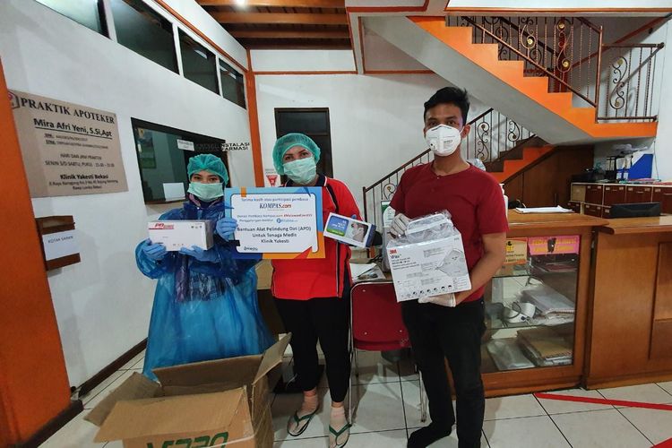 Kompas.com menyerahkan bantuan paket senilai Rp 62,5 juta berisi 15 paket APD lengkap serta tambahan 25 boks sarung tangan medis, 35 boks masker medis, 100 buah masker N95, dan 15 goggles ke Klinik Yakesti di Kabupaten Bekasi, Jawa Barat. Bantuan tahap kedua ini merupakan donasi dari pembaca Kompas.com melalui kampanye Bersama Melawan COVID-19 di Kitabisa.com.