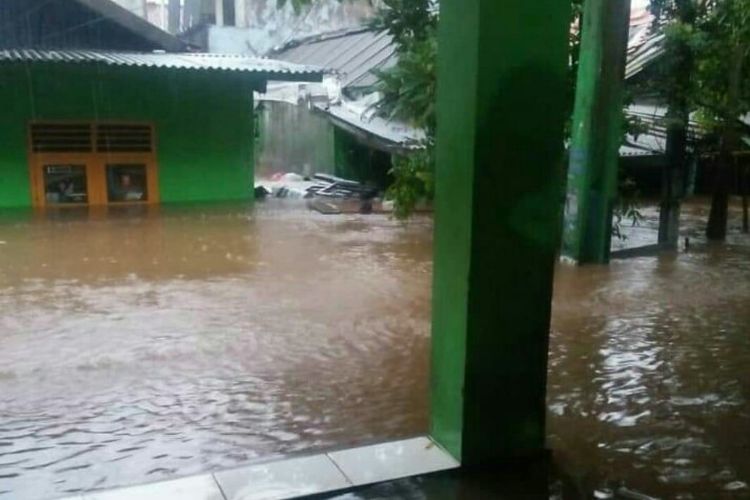 Banjir dengan ketinggian mendekati atap rumah terjadi di perkampungan Hongkongbeng Rt 03/002 Jalan Kemang X, Kelurahan Bangka, Kecamatan Mampang Prapatan, Rabu (1/1/2020). Kondisi tersebut membuat masyarakat setempat berharap adanya bantuan perahu karet untuk evakuasi. 