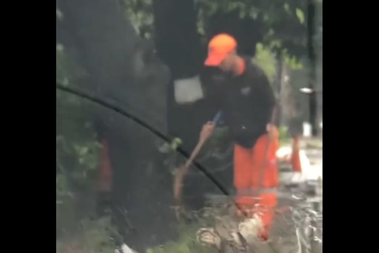 Buang Sampah ke Saluran Air, Anggota PPSU Cipinang Jaktim Kena SP