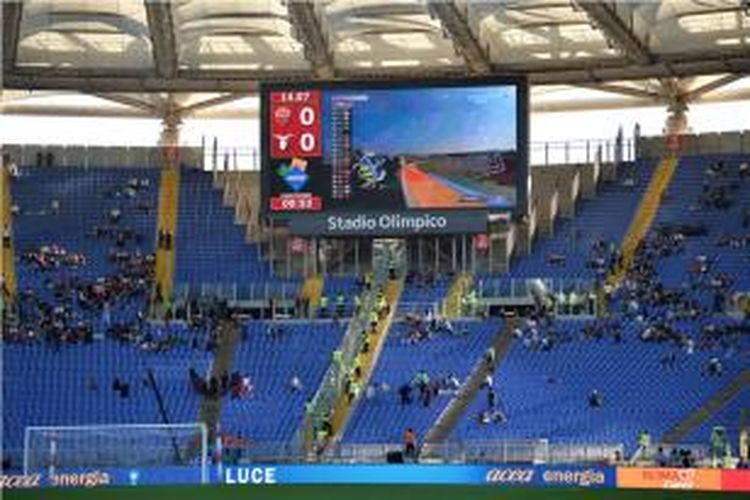 Layar raksasa di Stadion Olimpico, Roma, Italia memutar siaran langsung GP Valencia, Spanyol sebelum pertandingan antara AS Roma vs SS Lazio, Minggu (8/11/2015).