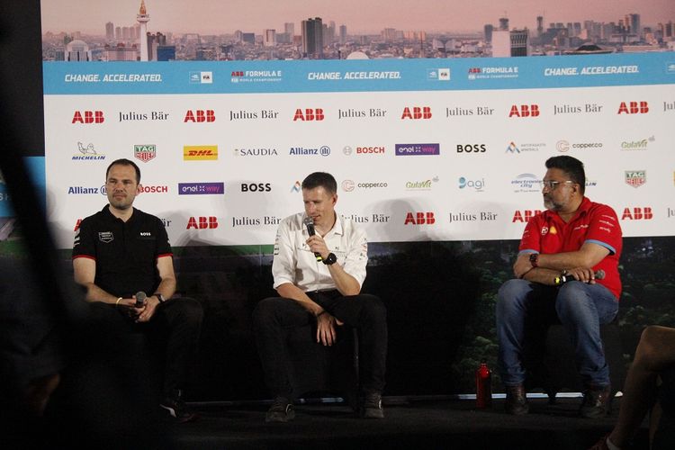 Para perwakilan tim saat menghadiri konferensi pers menjelang balapan Formula E Jakarta 2022 di Jakarta International E-Prix Circuit (JIEC), Ancol, Jakarta Utara, pada Jumat (3/6/2022).