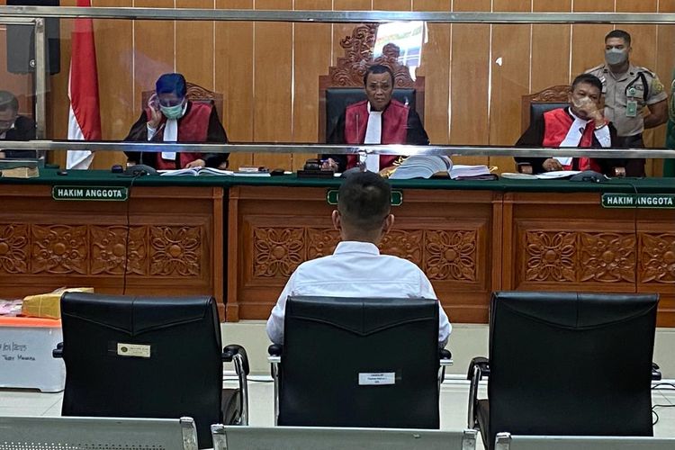 Mantan Kapolres Bukittinggi AKBP Dody Prawiranegara menjadi saksi mahkota dalam persidangan Irjen Teddy Minahasa di PN Jakarta Barat, Senin (27/2/2023). Dody juga merupakan terdakwa dalam kasus peredaran narkotika jenis sabu yang dikendalikan Teddy. 
