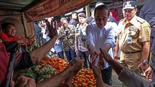  Jokowi Tak Ajak Risma Bagikan Bansos, PDI-P: Penyalahgunaan Politik yang Serius, Cederai Rakyat