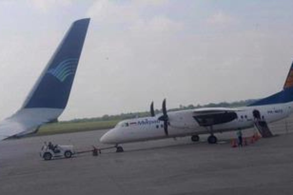 Ilustrasi: Pesawat Merpati Nusantara Airlines diparkir bersebelahan dengan pesawat Garuda Indonesia di Bandara Sultan Mahmud Badaruddin II, Palembang, Sumsel.

