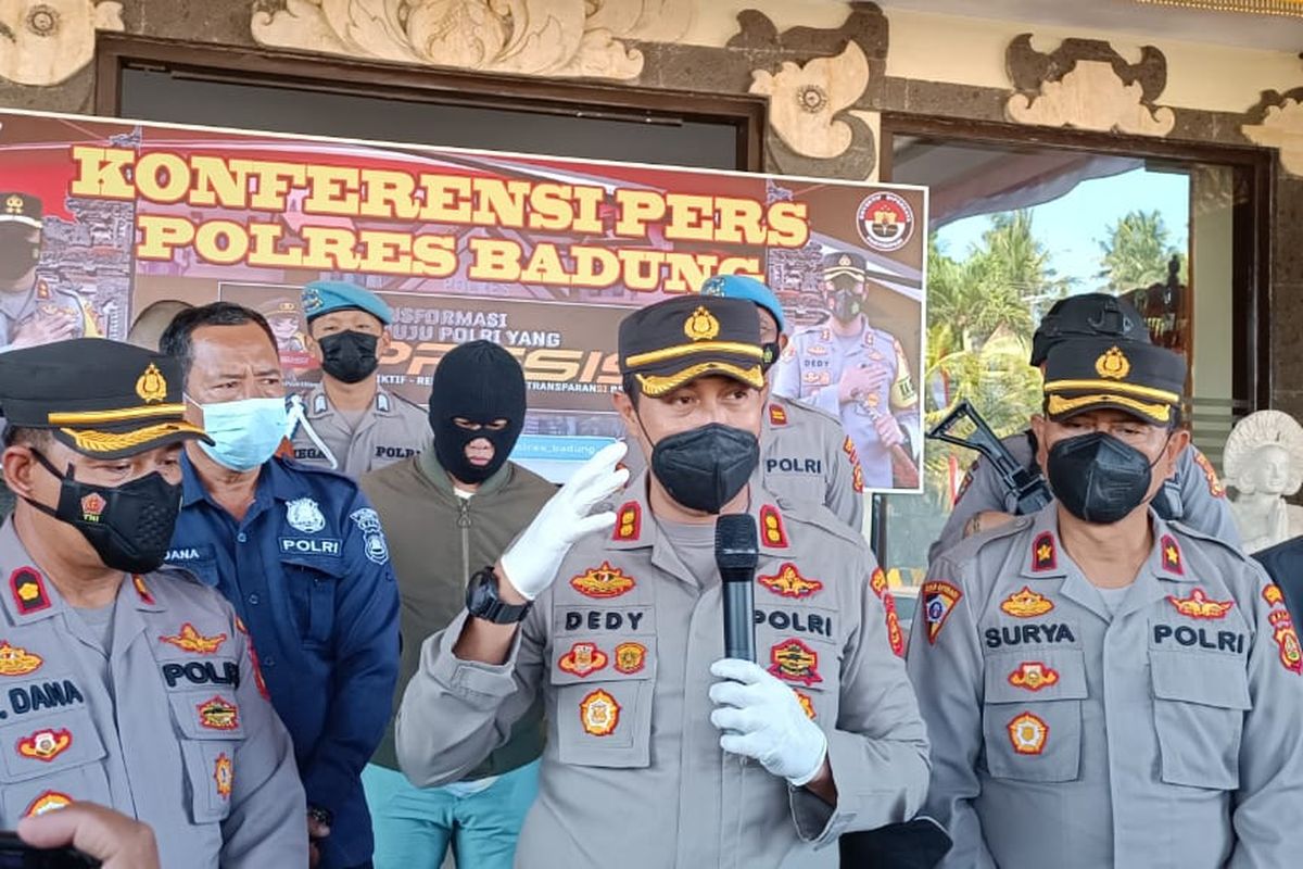 Kapolres Badung AKBP Leo Dedy Defretes, saat memimpin rilis pengungkapan kasus penembakan yang dilakukan pelaku berinisial FA alias Abi, yang digelar di Mapolres Badung pada Senin (15/8/2022). Kompas.com/ Yohanes Valdi Seriang Ginta