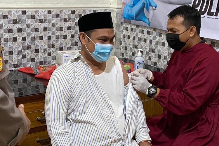 Ketua PCNU Pamekasan, KH. Taufik Hasyim saat mengikuti vaksinasi massal di kantor PCNU Pamekasan, Selasa (3/8/2021). NU salah satu Ormas yang getol menangani covid-19 di masyarakat bawah.