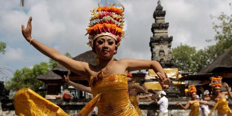 Pertunjukan tari Bali memeriahkan hari raya Kuningan di Pura Sakenan, Pulau Serangan, Denpasar, Bali, Sabtu (8/9/2012). Hari raya Kuningan menutup rangkaian hari raya Galungan yakni 10 hari sesudahnya. Kata kuningan sendiri memiliki makna ka-uningan yang artinya mencapai peningkatan spiritual dengan cara introspeksi agar terhindar dari mara bahaya.  