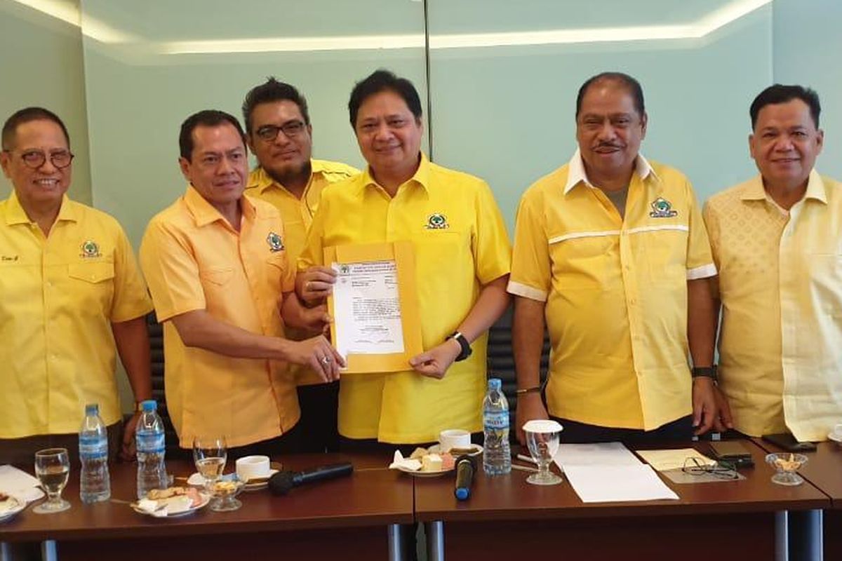 Ketua DPD Partai Golkar Bangka Belitung Hendra Apollo menyatakan dukungan bagi Airlangga Hartarto untuk kembali memimpin sebagai Ketua Umum Partai Gokkar 2019-2024.