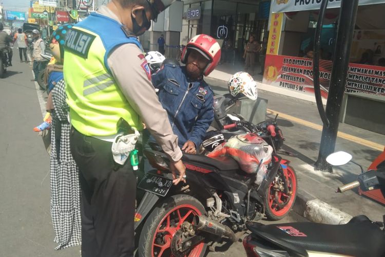 Polisi melakukan penindakan sekaligus sosialisasi terhadap pengendara kendaraan motor yang menggunakan knalpot brong.