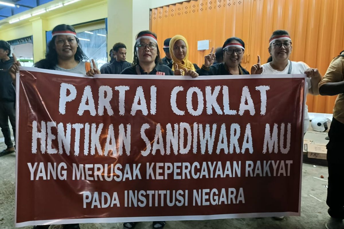 Demo Rekap Pilkada di Jayapura, Warga Bentangkan Spanduk “Partai Coklat”