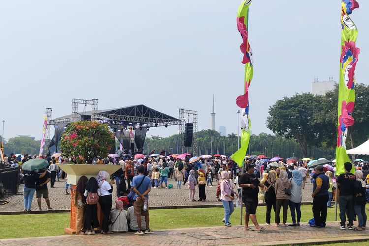 Suasana Lebaran Betawi 2025 di kawasan Monumen Nasional (Monas) hari kedua, Minggu (27/4/2025). 