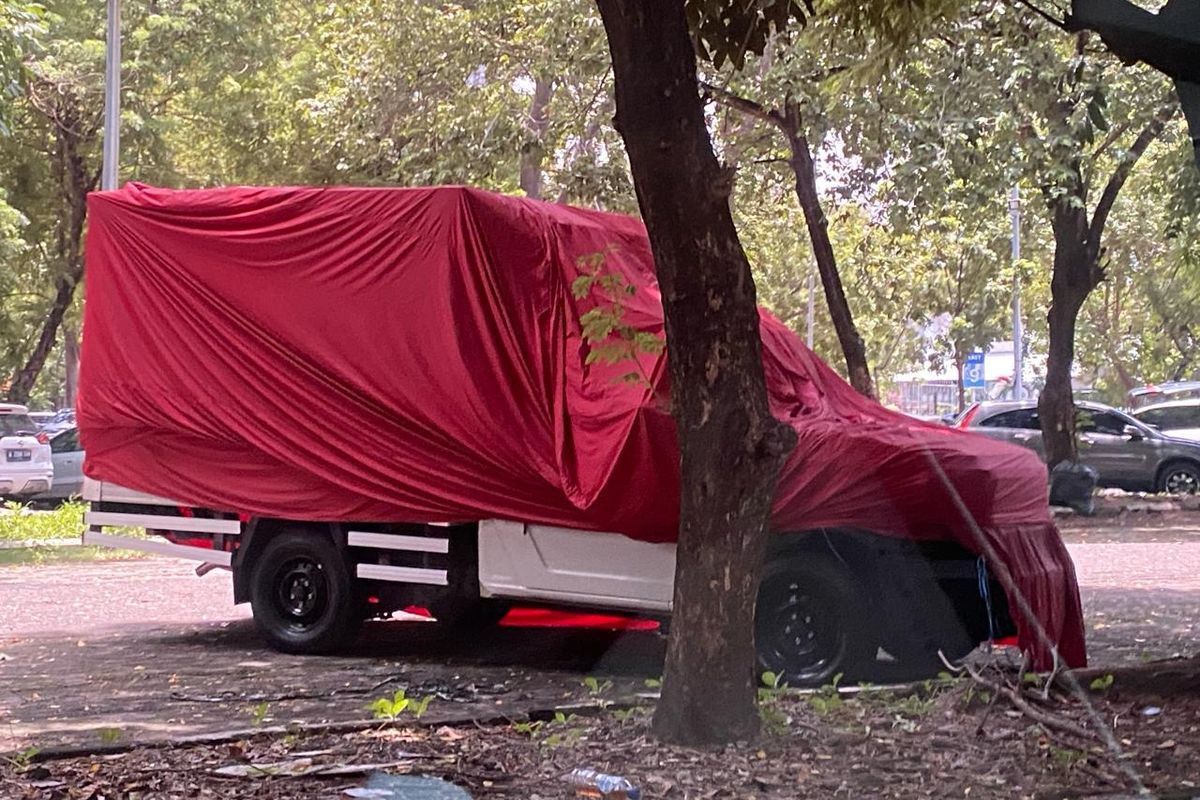 Sebuah mobil yang diduga Toyota Rangga terlihat di Parkiran JIExpo Kemayoran
