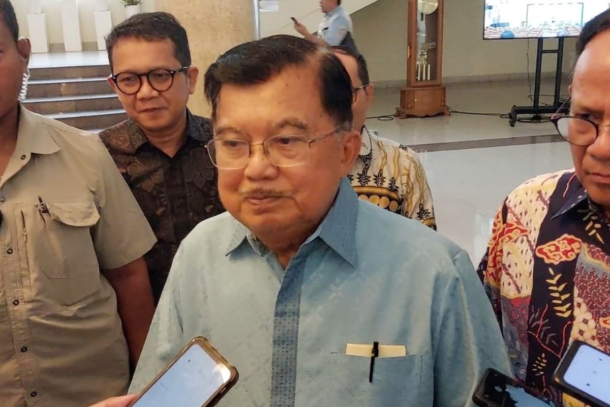 Wakil Presiden Republik Indonesia (RI) ke - 10 Muhammad Jusuf Kalla saat menemui wartawan usai menjadi pembicara dalam seminar nasional Pengalaman Resolusi Konflik dan Perdamaian Dalam Konteks Masa Depan Demokrasi Indonesia di Balai Senat UGM, Kamis (28/11/2024).