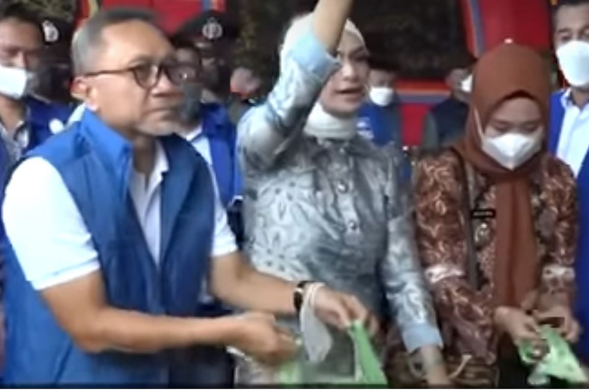 Ketua Partai Amanat Nasional (PAN) Zulkifli Hasan saat hadir dalam pasar minyak goreng murah di Kecamatan Telukbetung Timur, Kota Bandar Lampung, Lampung, Sabtu (9/7/2022).