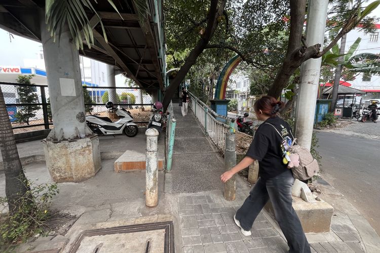 Usai Viral di Medsos, Trotoar Rusak Dekat JPO Jalan Panjang Jakbar Sudah Ditambal