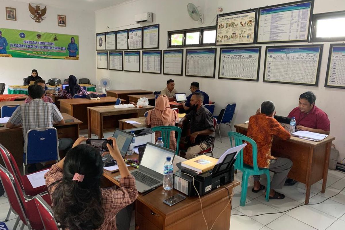 PERIKSA PETANI—Tim penyidik Kejaksaan Negeri Kabupaten Madiun memeriksa sejumlah petani terkait dugaan kasus korupsi distribusi pupuk bersubsidi tahun 2019, Kamis (18/8/2022).