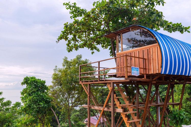 Rumah pohon Pondok JLO yang posisinya menghadap ke arah laut, tempat yang menyenangkan untuk menikmati matahari terbenam.