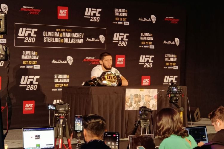 Petarung UFC asal Dagestan, Islam Makhachev, berbicara kepada media di ruang konferensi pers UFC 280, Minggu (23/10/2022) dini hari WIB.