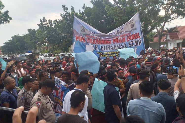 Massa unjuk rasa di Kantor Ditreskrimsus Polda Riau di Pekanbaru, yang meminta agar Wabup Bengkalis Muhammad segera ditangkap atas dugaan korupsi, Selasa (18/2/2020).