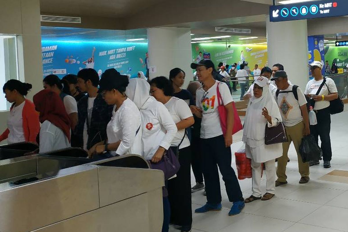 Antrean sebagian massa pendukung Jokowi-Maruf masuk ke Stasiun MRT Bendungan Hilir.