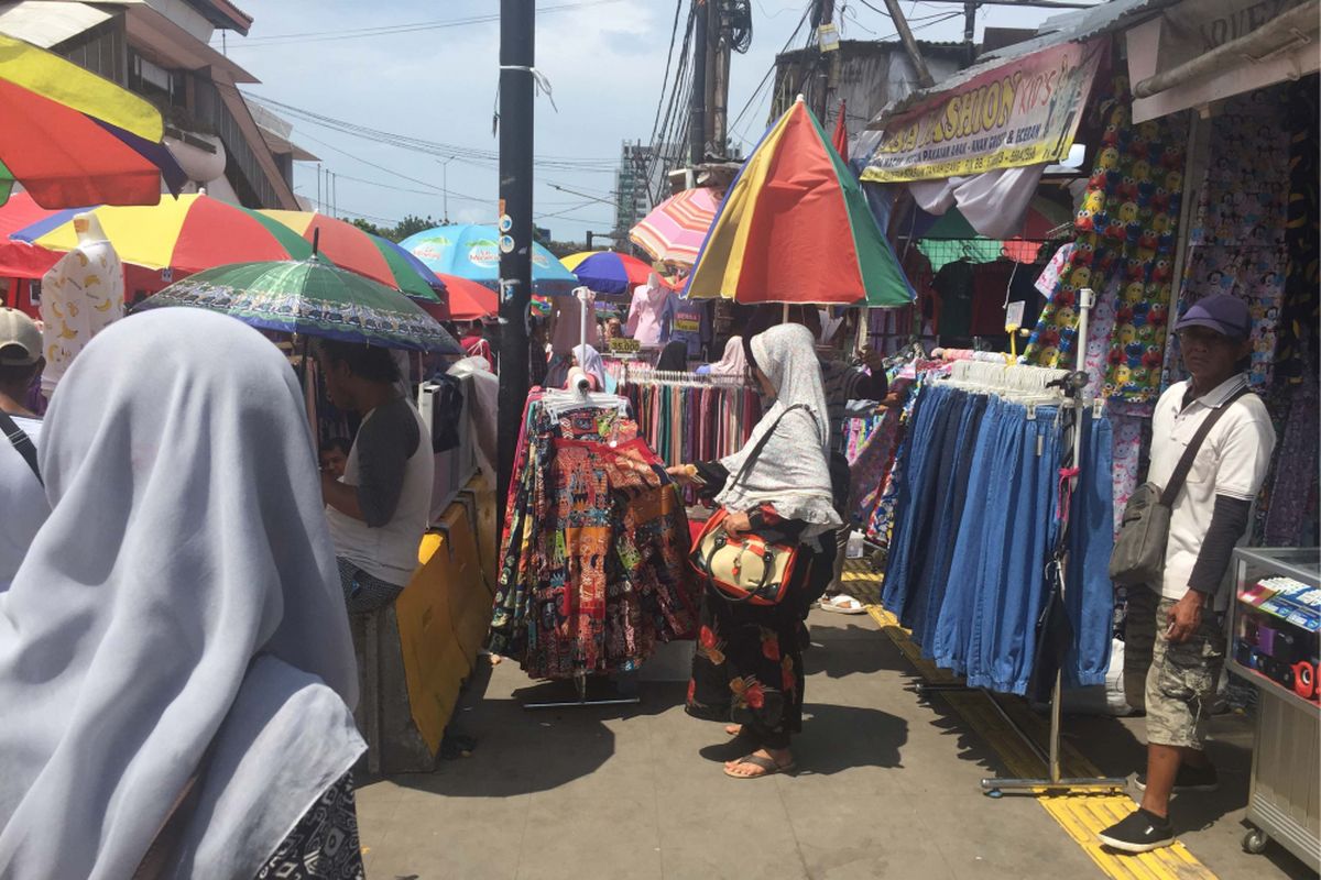 PKL Tanah Abang kembali mengokupasi trotoar di depan Stasiun Tanah Abang, Jumat (22/12/2017).