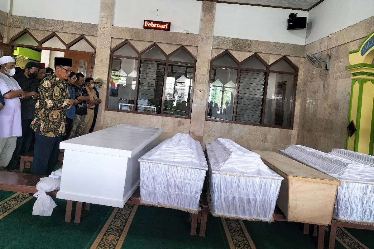 Korban bus pariwisata GA Trans mengalami kecelakaan maut di Jalan Imogiri-Mangunan, dishalatkan di Masjid Desa Mranggen, Kecamatan Polokarto, Sukoharjo, Senin (7/2/2022).