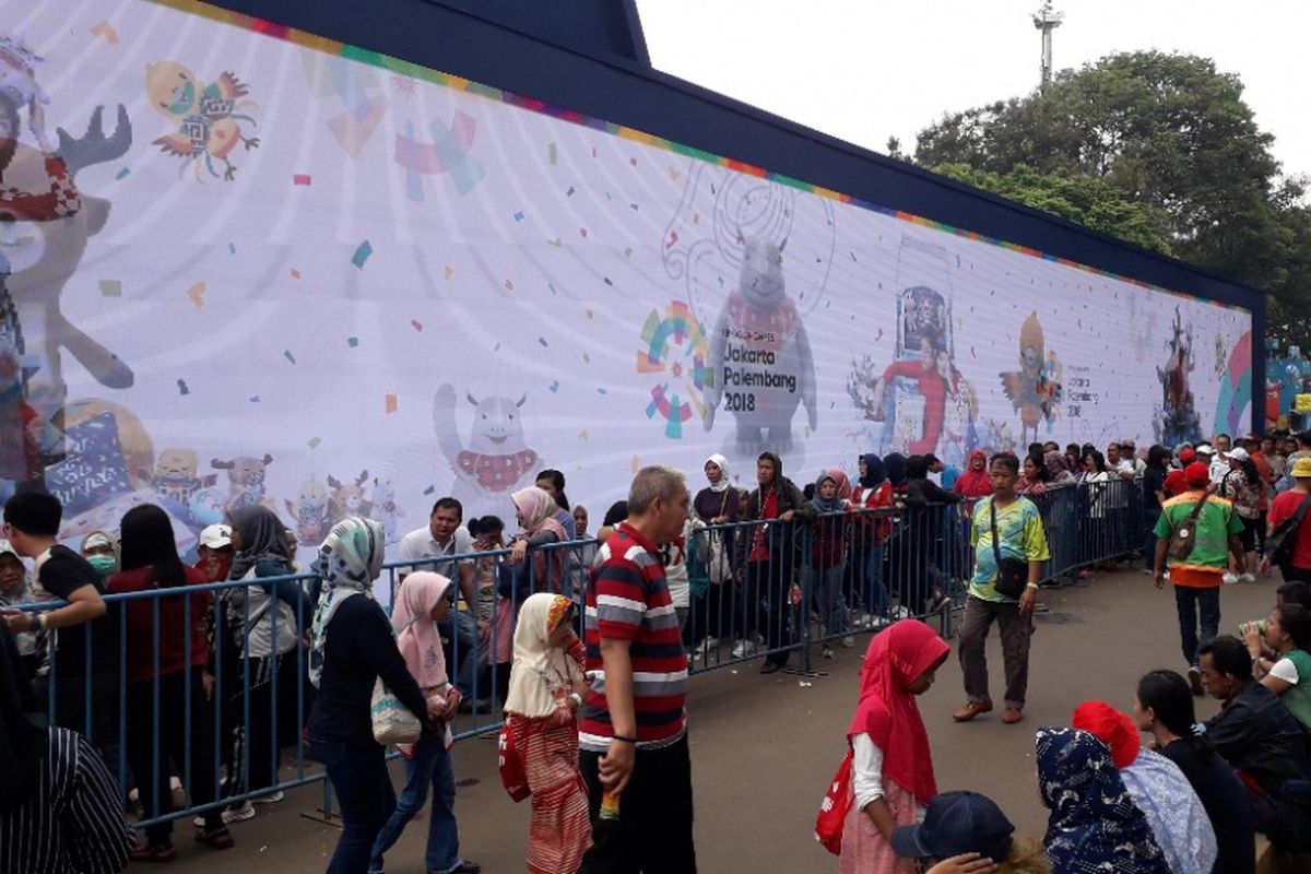 Suasana antrean masuk Super Store tempat penjualan merchandise resmi Asian Games 2018 di Gelora Bung Karno, Minggu (2/9/2018).