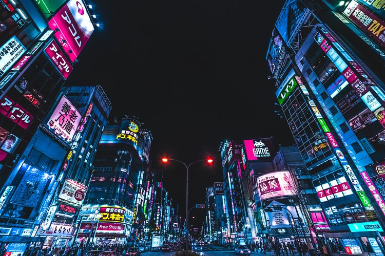 Ilustrasi distrik Shinjuku, Tokyo di malam hari. Tokyo sendiri dinobatkan sebagai salah satu kota paling bahagia di dunia. 